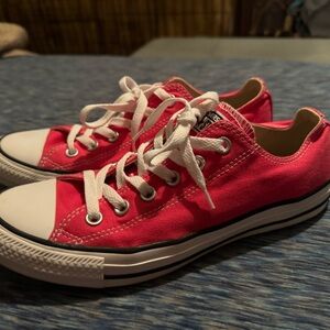 Pink converse size 9 in women 7 in men (low top)